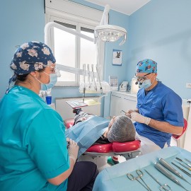 chirurgia orale momento operativo studio dentistico